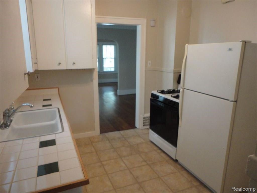 326 Stratford Road Ferndale, MI 48220 - Photo 7 of 24 Lower Unit Kitchen