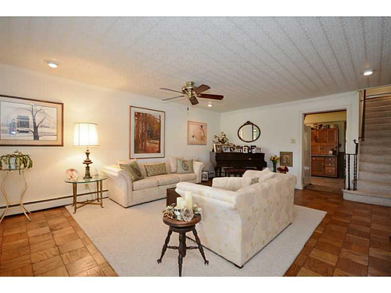 696 Simpson Howell Road Elizabeth, PA 15037 - Photo 15 of 25 Living Room.