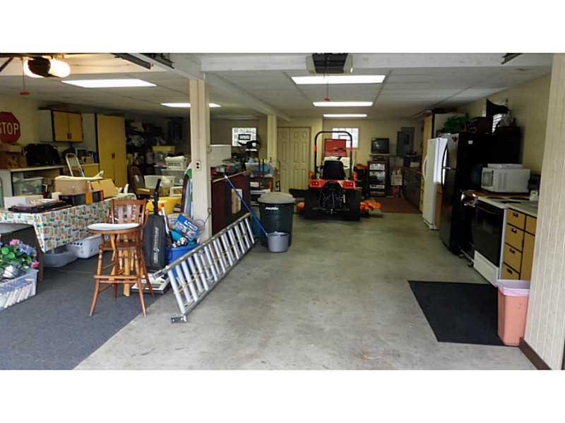 696 Simpson Howell Road Elizabeth, PA 15037 - Photo 24 of 25 Parking Lot/Garage.