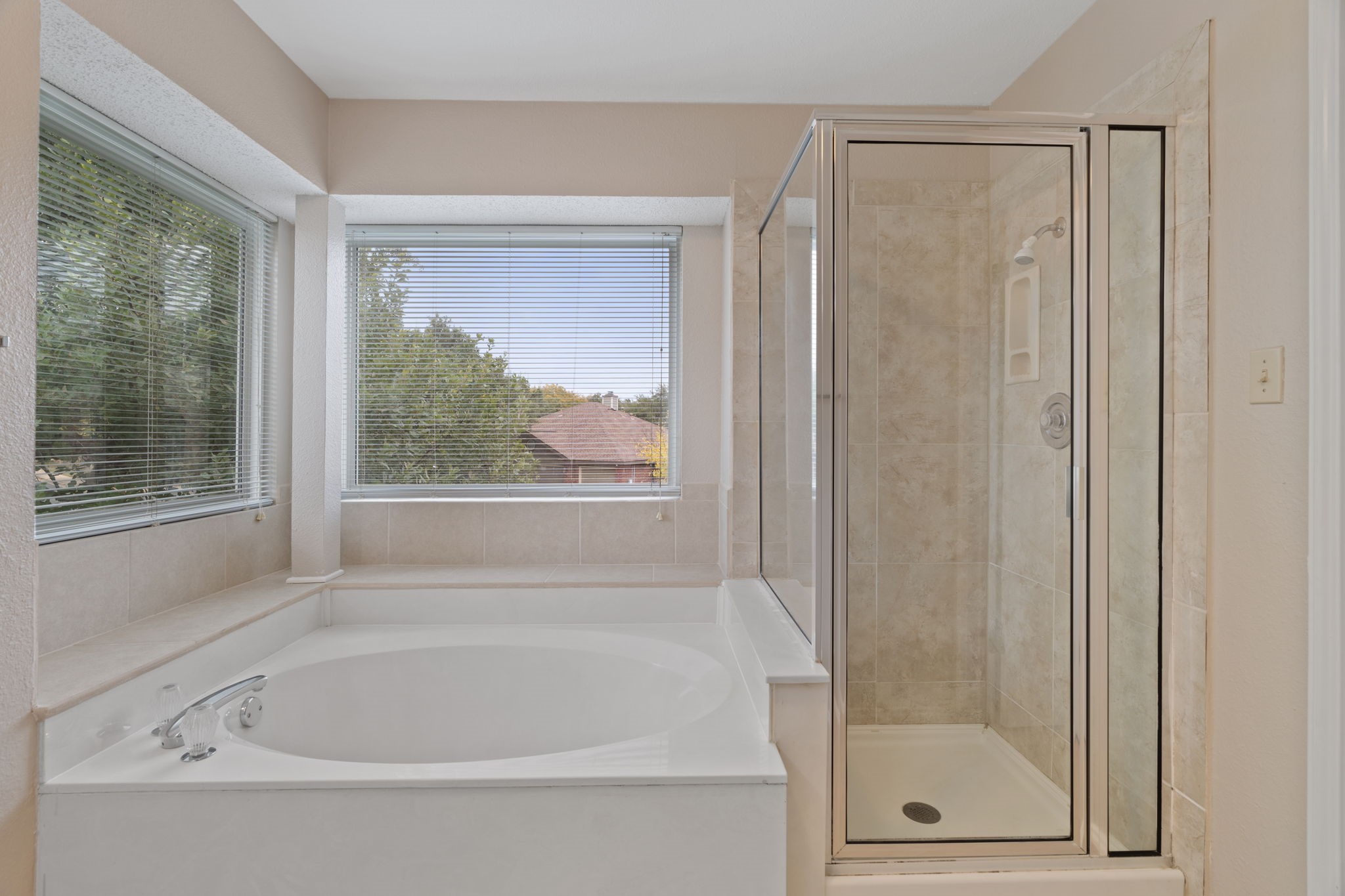 11600 Gun Powder Court Austin, TX 78748 - Photo 19 of 40 Garden Tub In Primary Bathroom. Lots Of Natural Light.