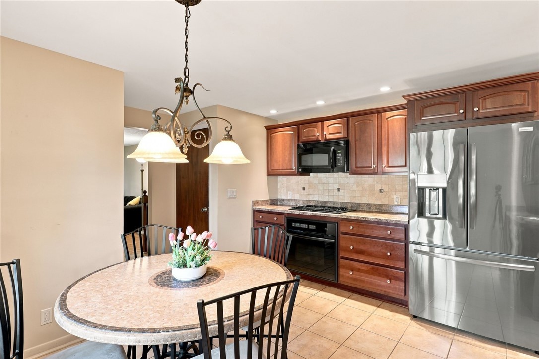 695 Embury Road Penfield, NY 14625 - Photo 19 of 39 Eat In Kitchen