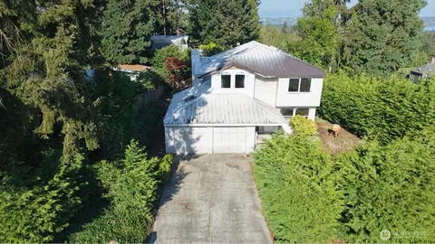 a view of a back yard of the house