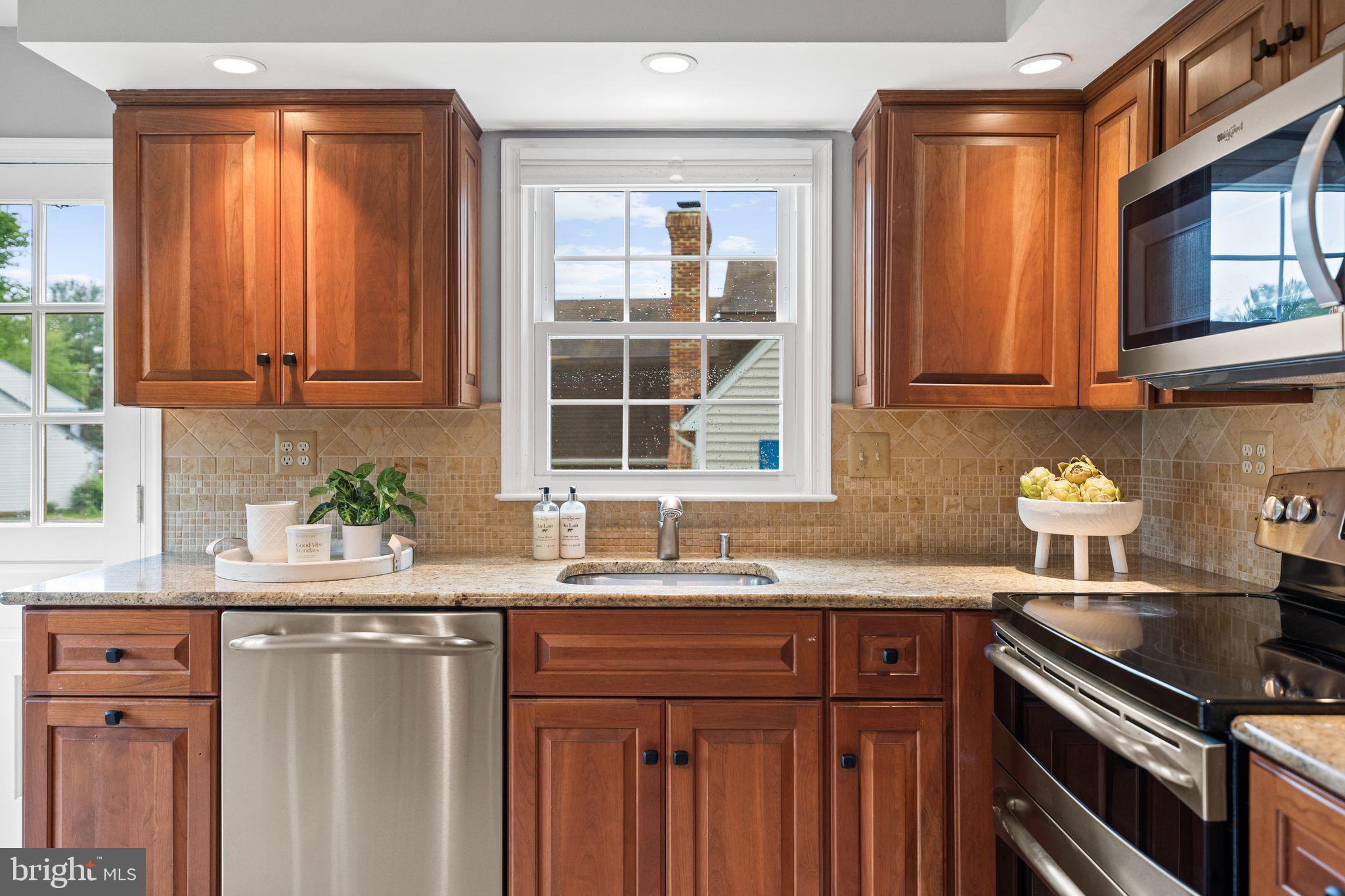 10028 Dellcastle Road Gaithersburg, MD 20886 - Photo 13 of 57 Stainless steel appliances, granite countertops