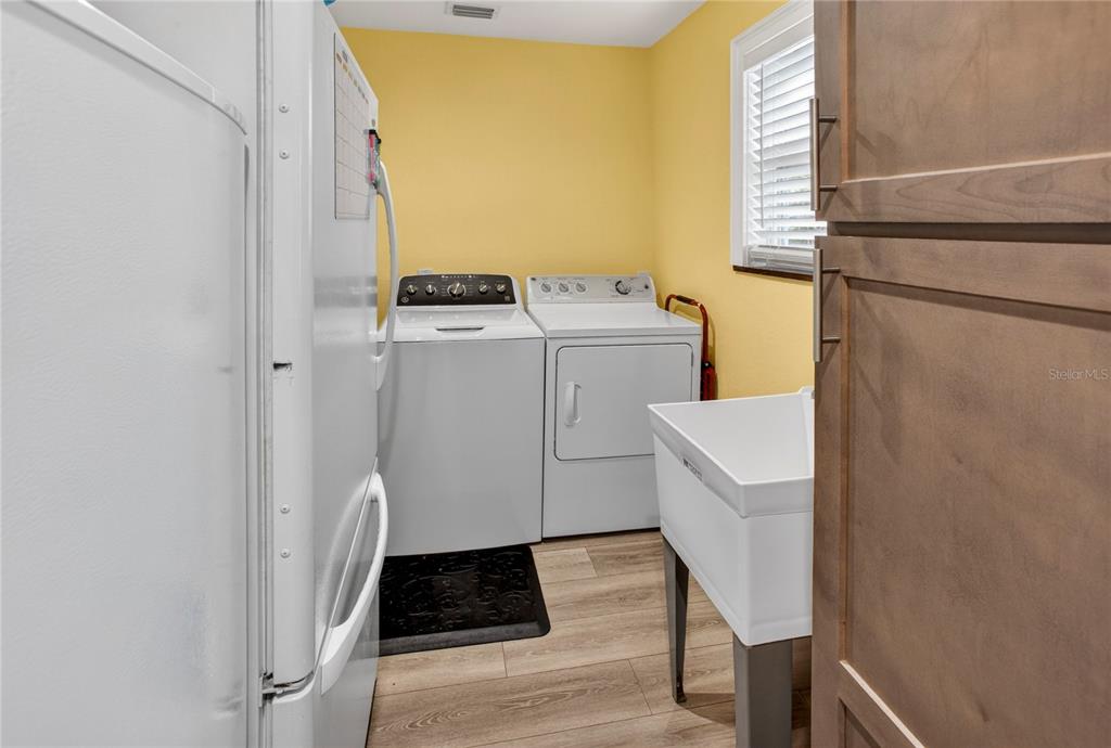 10627 McIntosh Road Thonotosassa, FL 33592 - Photo 13 of 38 a utility room with dryer and washer