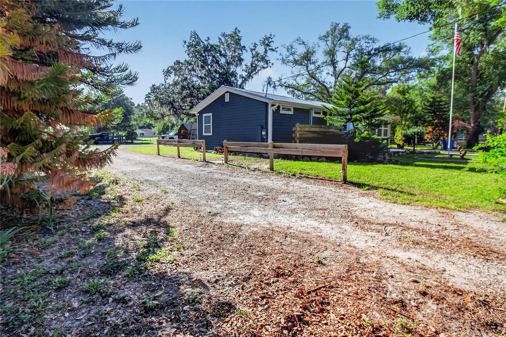 10627 McIntosh Road Thonotosassa, FL 33592 - Photo 25 of 38 a house view with swimming pool and garden