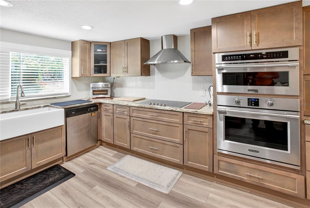 10627 McIntosh Road Thonotosassa, FL 33592 - Photo 33 of 38 a kitchen with cabinets stainless steel appliances and wooden floor