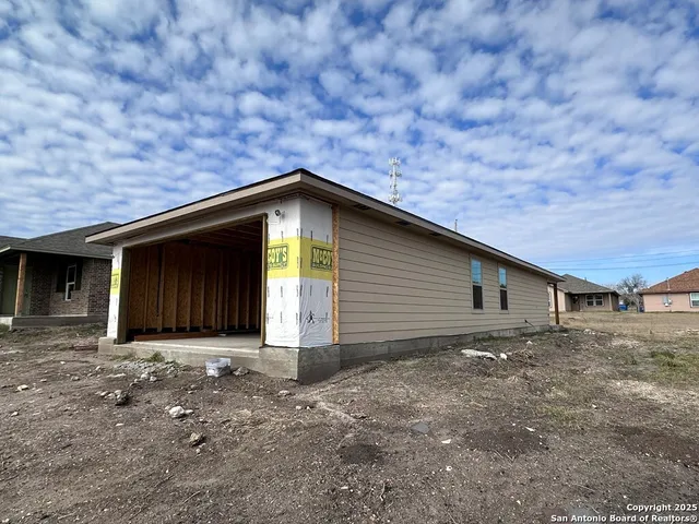 $229,500 | 808 West Bates Street, Beeville, TX 78102