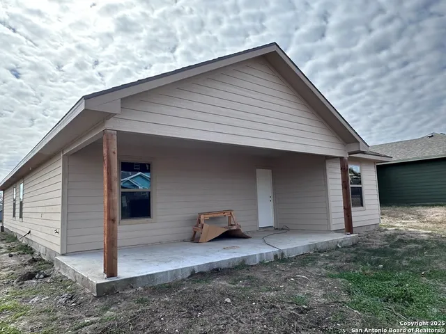 $229,500 | 808 West Bates Street, Beeville, TX 78102