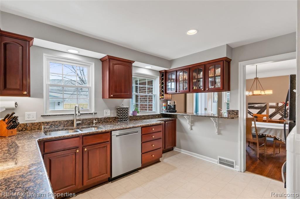 469 Moran Road Grosse Pointe, MI 48236 - Photo 9 of 28
