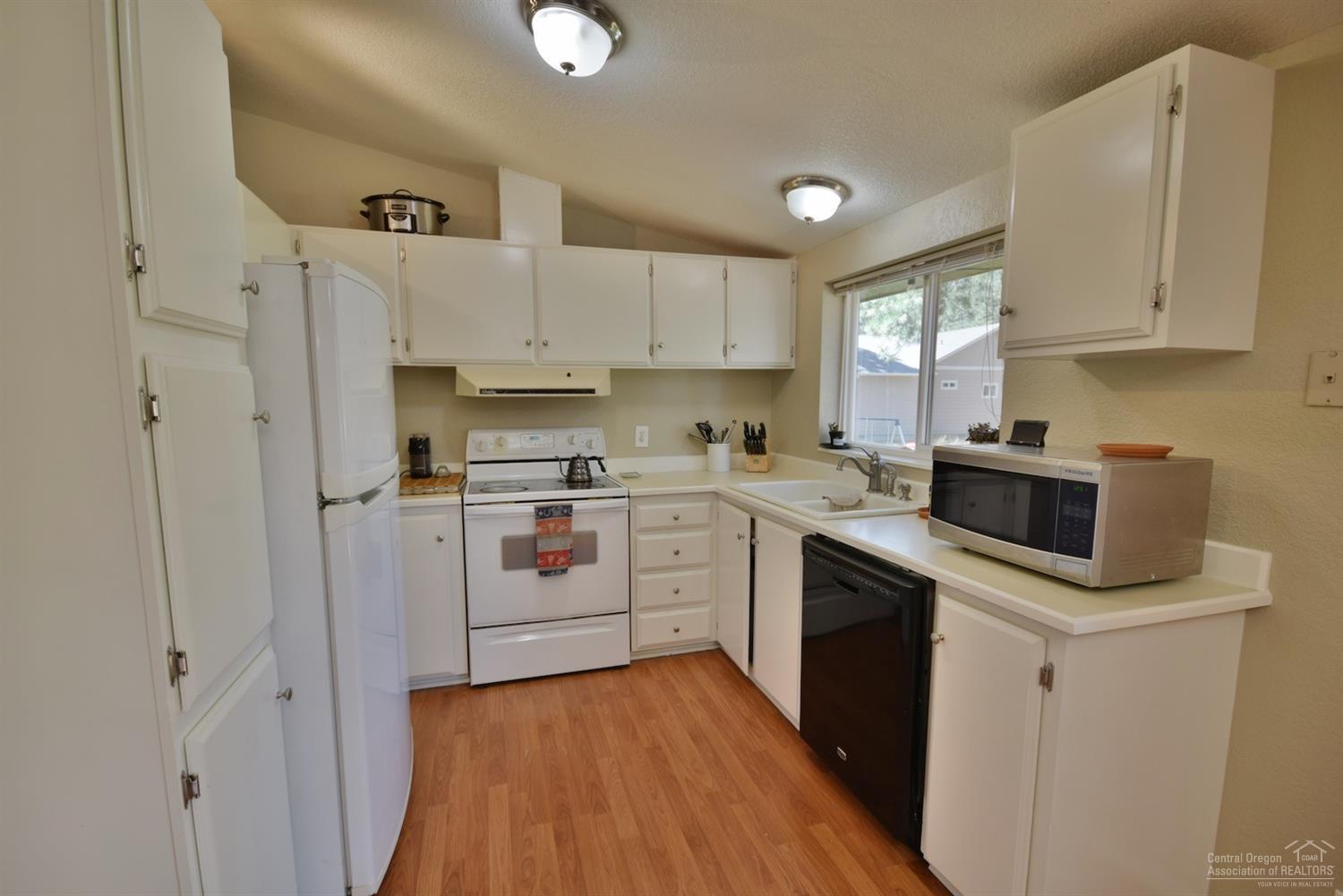 60035 Hopi Road Bend, OR 97702 - Photo 8 of 25 Gallery Image 8
