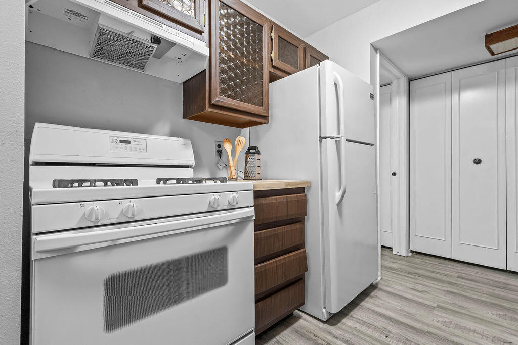 11910 West Mill Road, Unit 6 Milwaukee, WI 53225 - Photo 12 of 27 IMG_1906