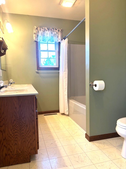 1680 County Road 3200 North Rantoul, IL 61866 - Photo 15 of 23 a bathroom with a bathtub and a sink