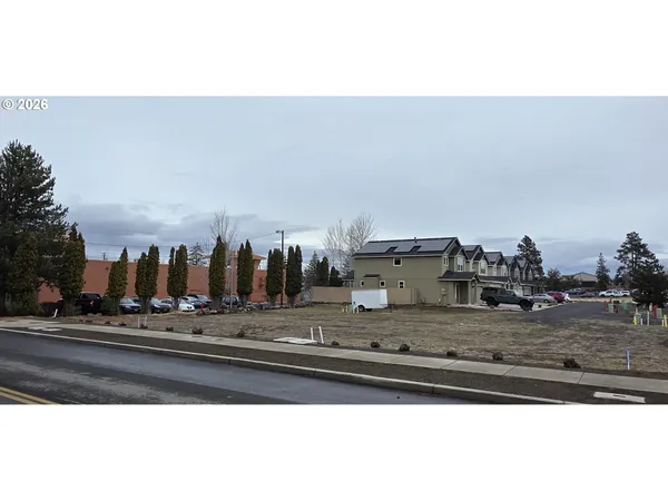 a view of a parking area