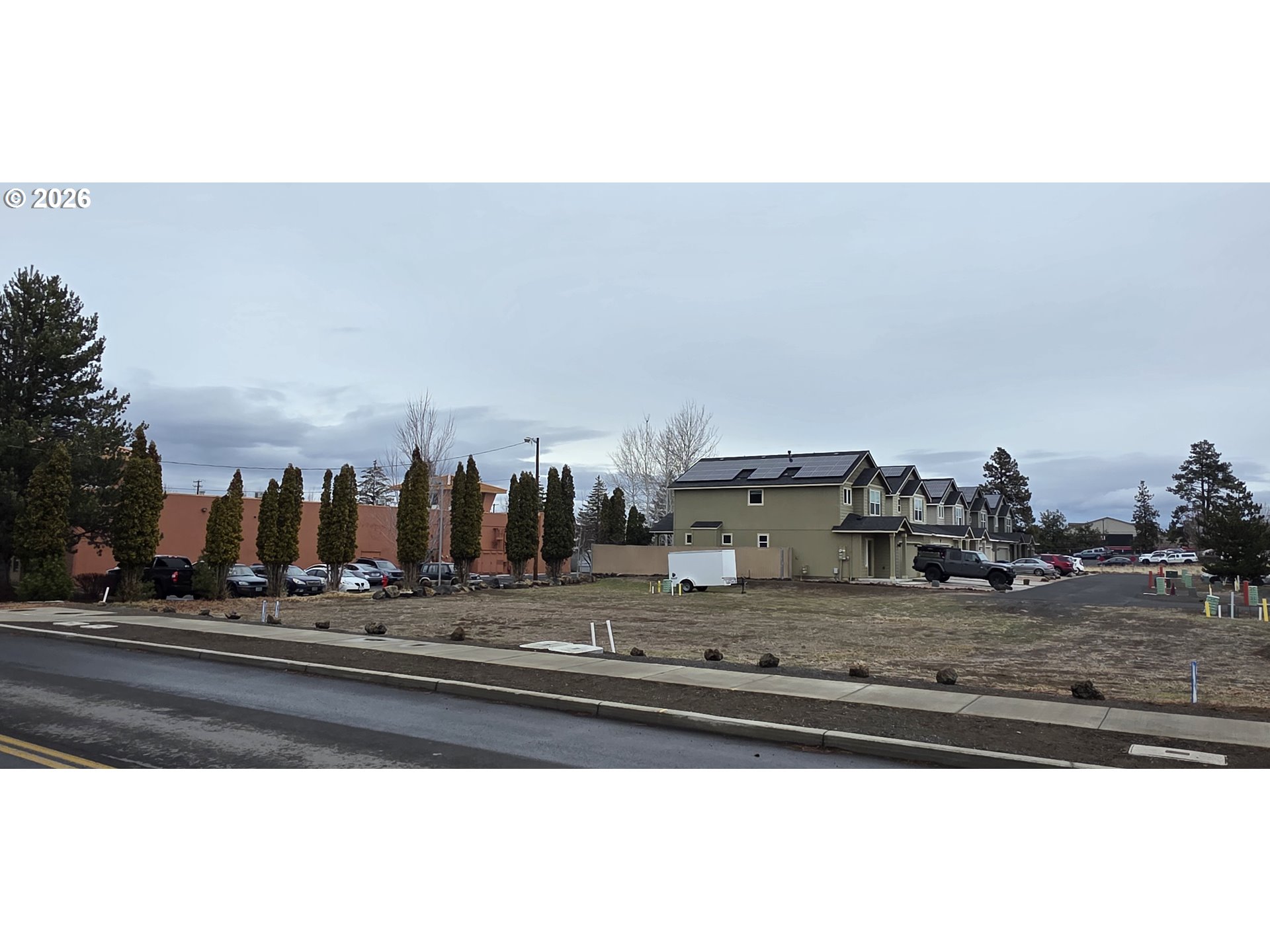 a view of a parking area