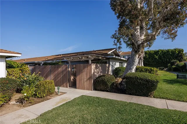 $2,500 | 10220 Holburn Drive, Huntington Beach, CA 92646