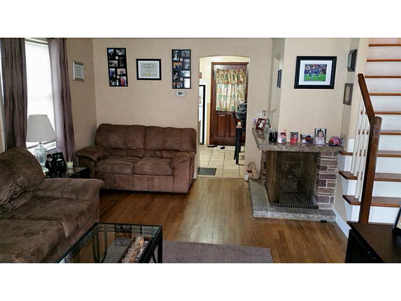 40 Bridgton Road Cranston, RI 02910 - Photo 3 of 13 Living Room.