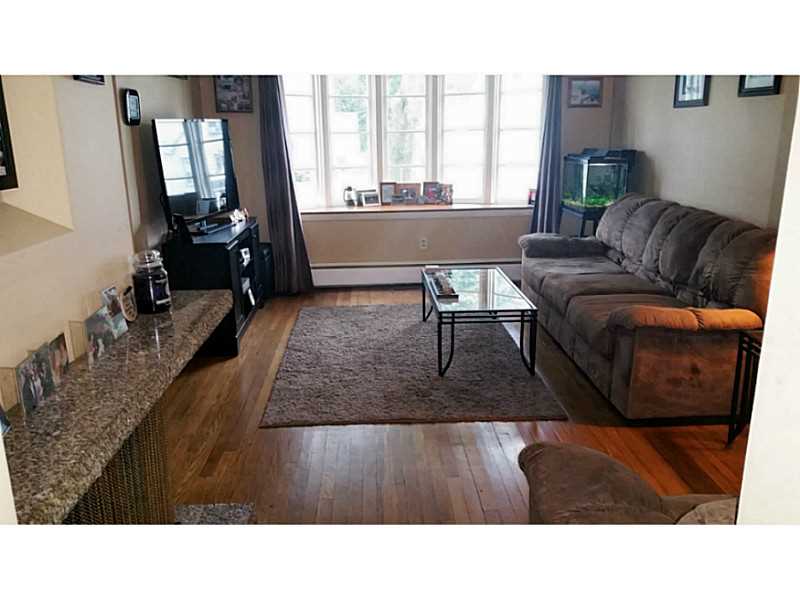 40 Bridgton Road Cranston, RI 02910 - Photo 4 of 13 Living Room.