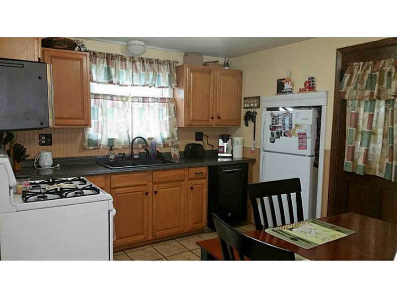 40 Bridgton Road Cranston, RI 02910 - Photo 5 of 13 Kitchen.