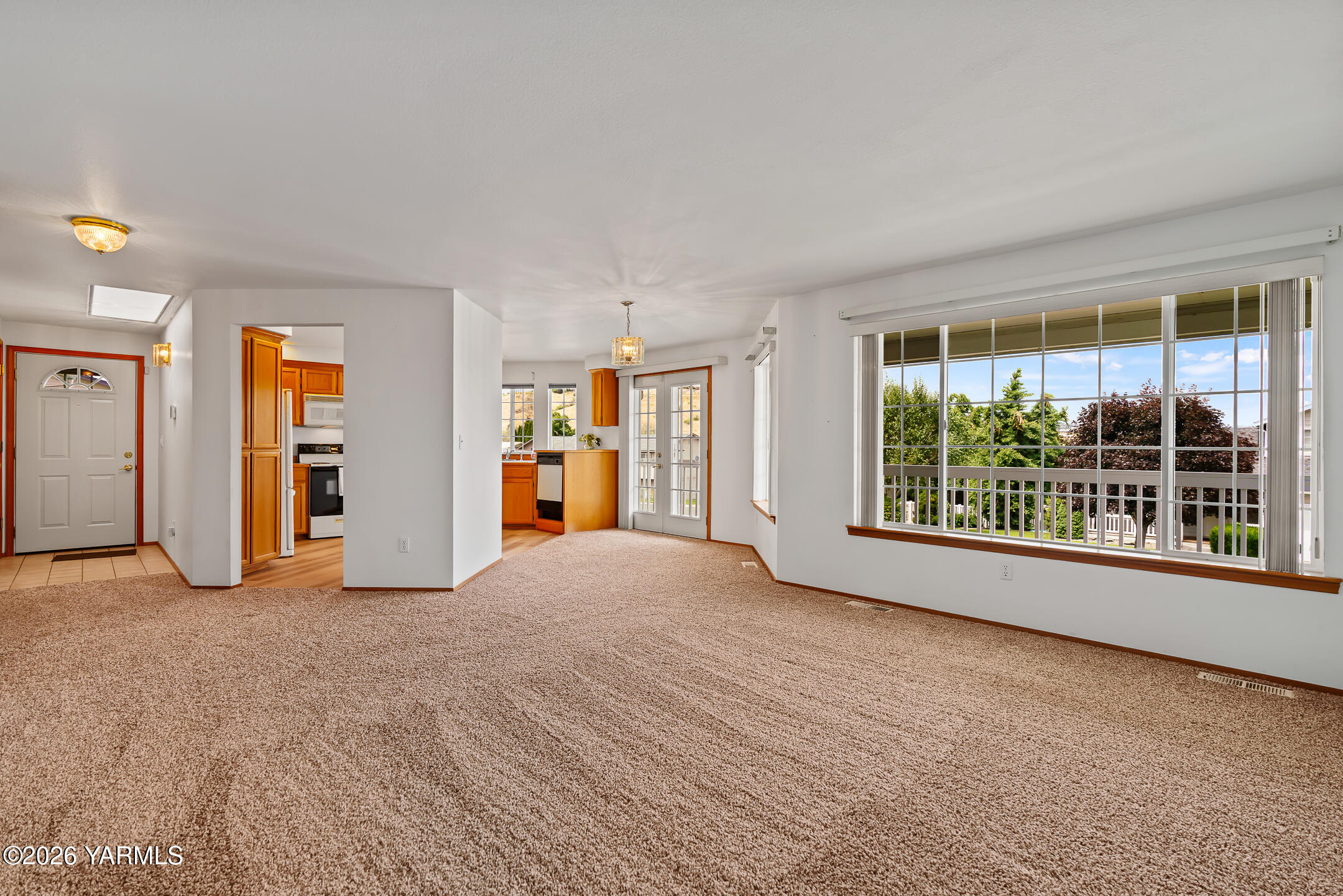 801 South 4th St Loop Selah, WA 98942 - Photo 7 of 33 006Living room has view to the East