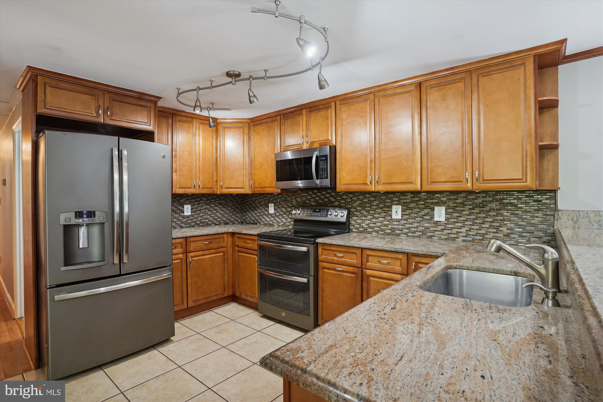 11617 Smithfield Road Manassas, VA 20112 - Photo 26 of 52 You'll love this upgraded kitchen!