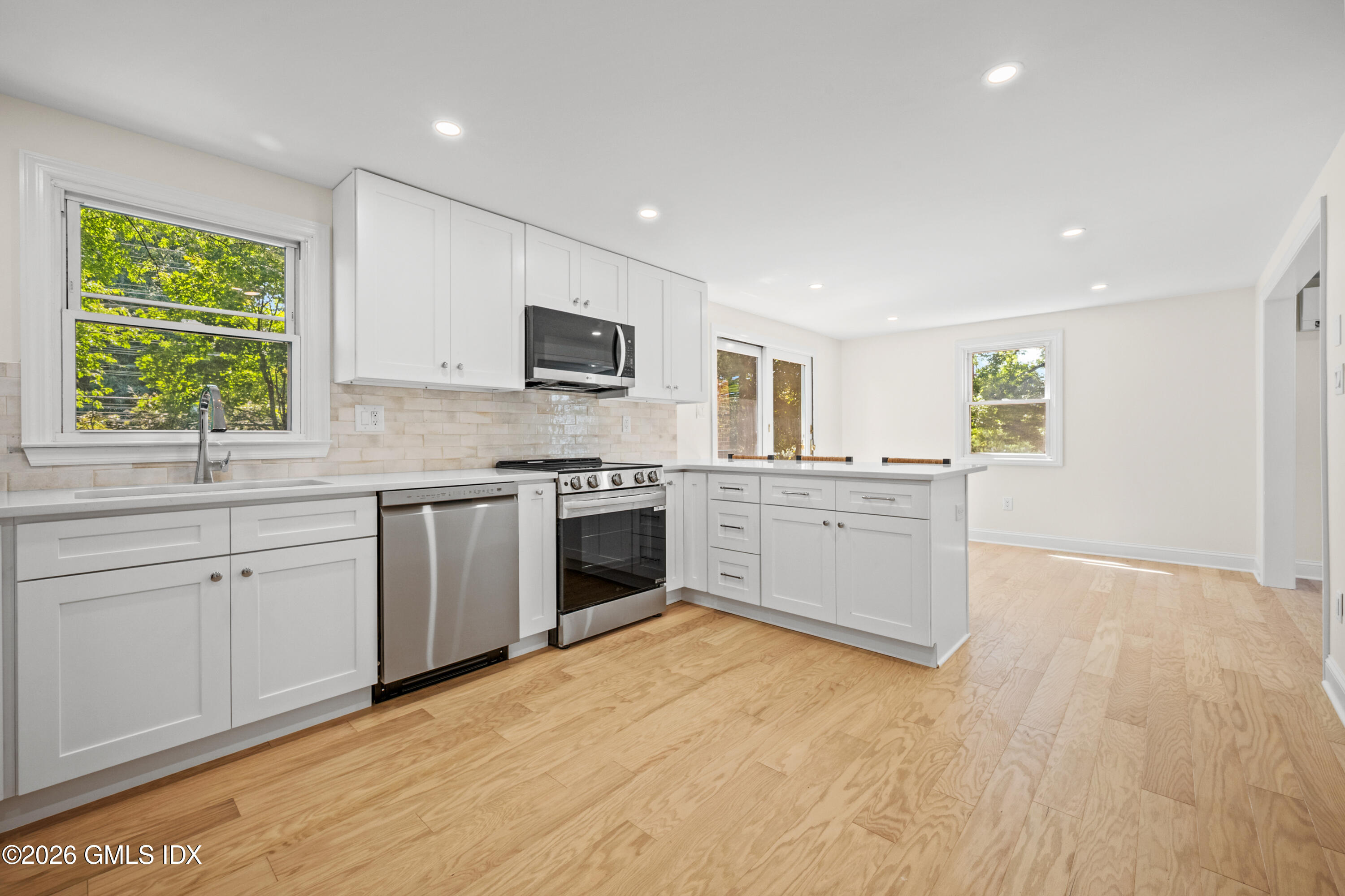 22 Carrona Drive Riverside, CT 06878 - Photo 6 of 23 7