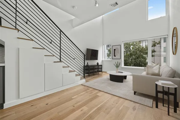 $2,600 | 2002 East 7th Street, Unit 220, Austin, TX 78702