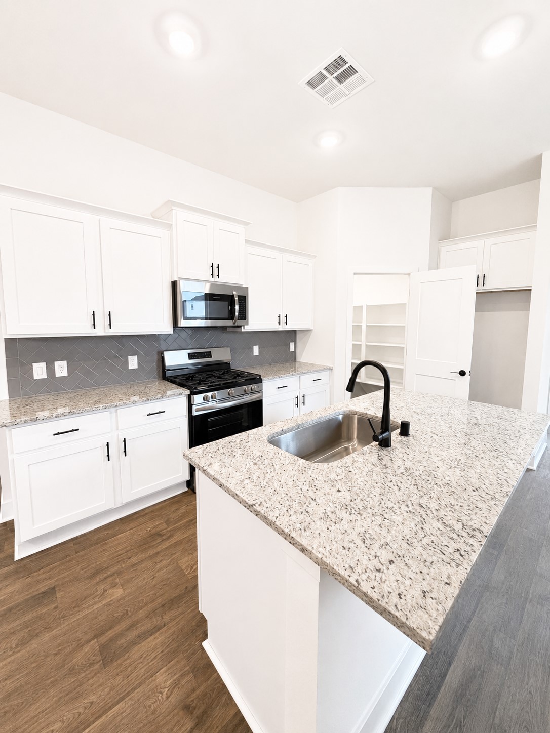 9476 Hard Rock Road Conroe, TX 77303 - Photo 5 of 17 Kitchen