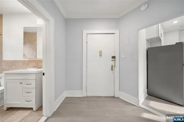$2,395 | 553 Undercliff Avenue, Unit 5, Edgewater, NJ 07020