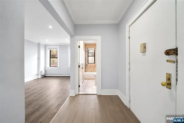 $2,395 | 553 Undercliff Avenue, Unit 5, Edgewater, NJ 07020