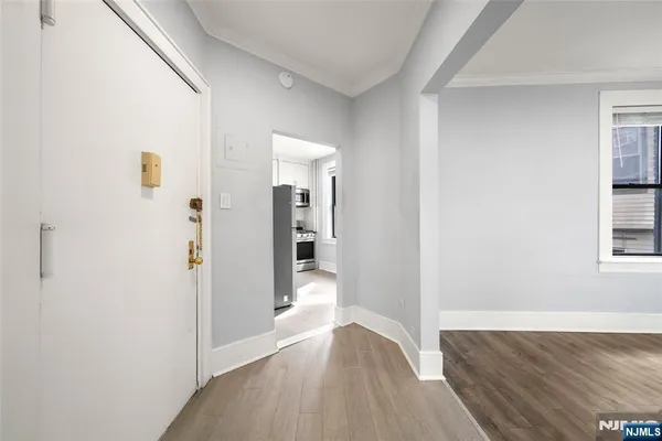 $2,395 | 553 Undercliff Avenue, Unit 5, Edgewater, NJ 07020