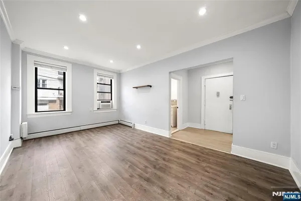 $2,395 | 553 Undercliff Avenue, Unit 5, Edgewater, NJ 07020