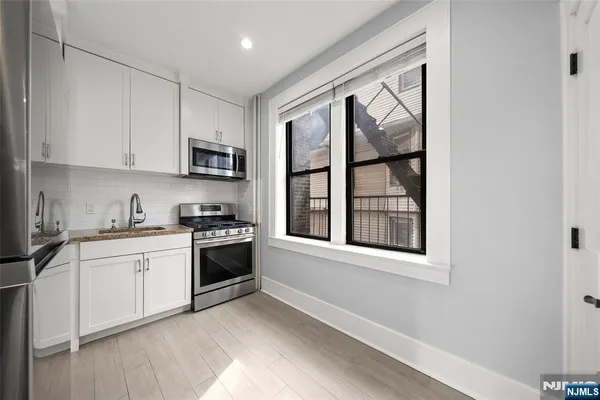 $2,395 | 553 Undercliff Avenue, Unit 5, Edgewater, NJ 07020