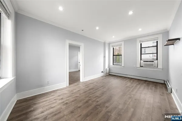 $2,395 | 553 Undercliff Avenue, Unit 5, Edgewater, NJ 07020