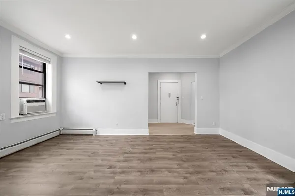 $2,395 | 553 Undercliff Avenue, Unit 5, Edgewater, NJ 07020