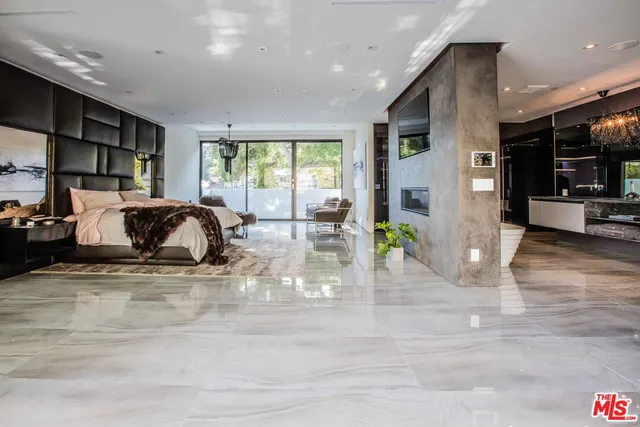 a view of a livingroom with furniture