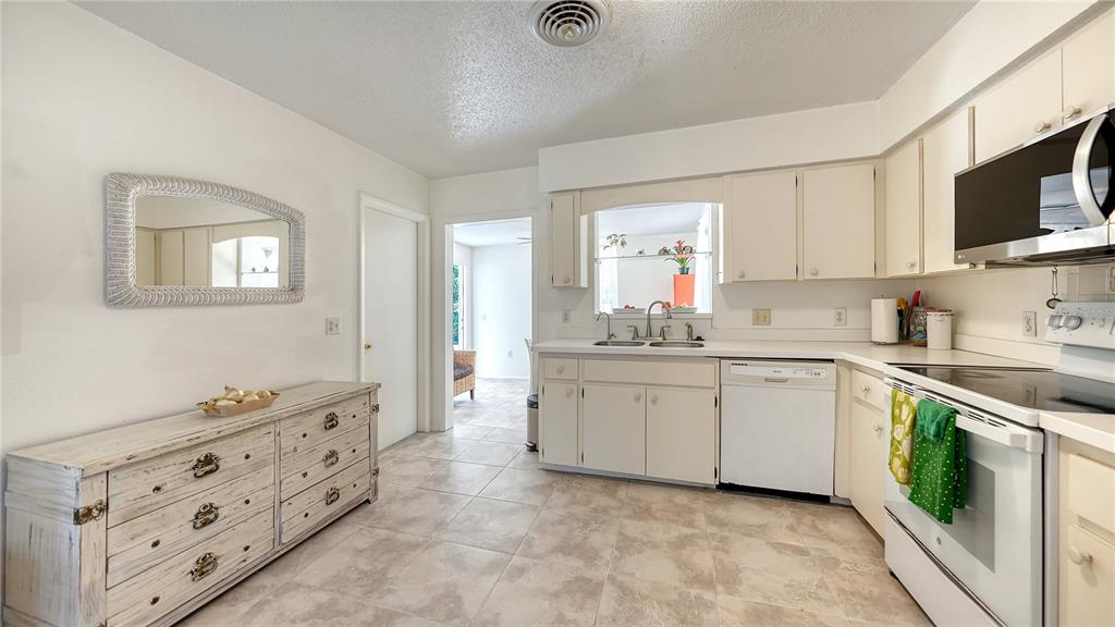 256 Eider Road Venice, FL 34293 - Photo 11 of 56