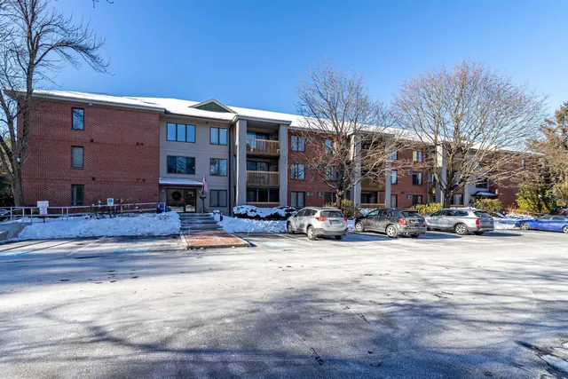 $339,900 | 300 Candlewood Park, Unit 336, Nashua, NH 03062