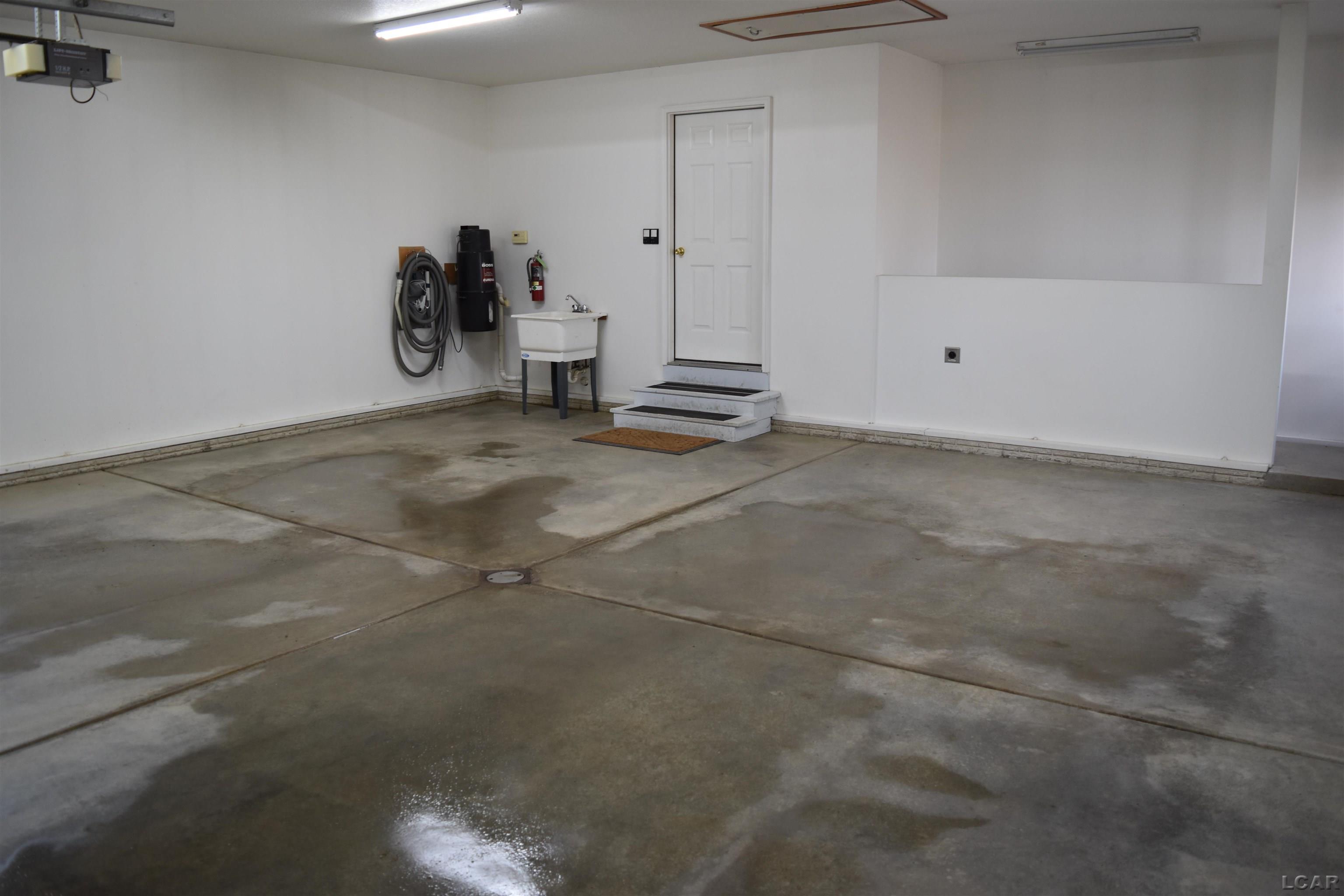 15500 Packard Road Hudson, MI 49247 - Photo 29 of 40 Garage