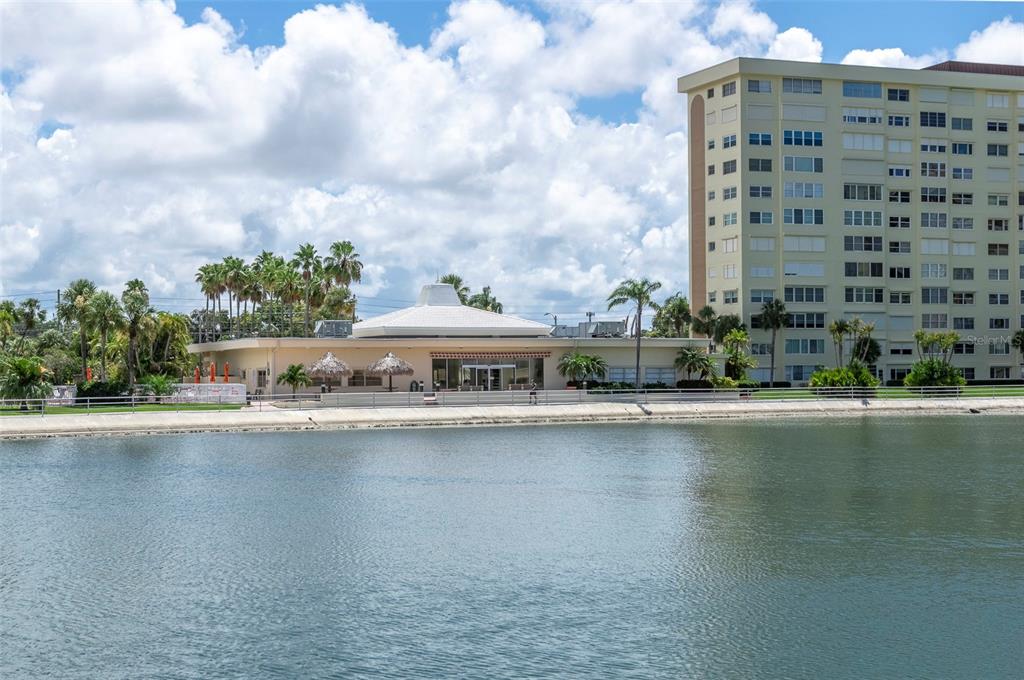 4725 Cove Circle, Unit 207 St. Petersburg, FL 33708 - Photo 36 of 46 a view of a large building