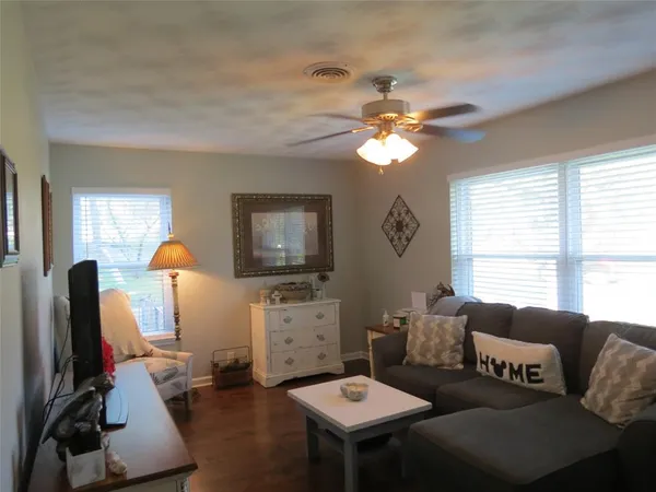 $1,800 | 10903 Lake Gardens Drive, Dallas, TX 75218