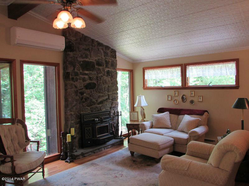 109 Rimrock Lane Hawley, PA 18428 - Photo 9 of 54 Living Room