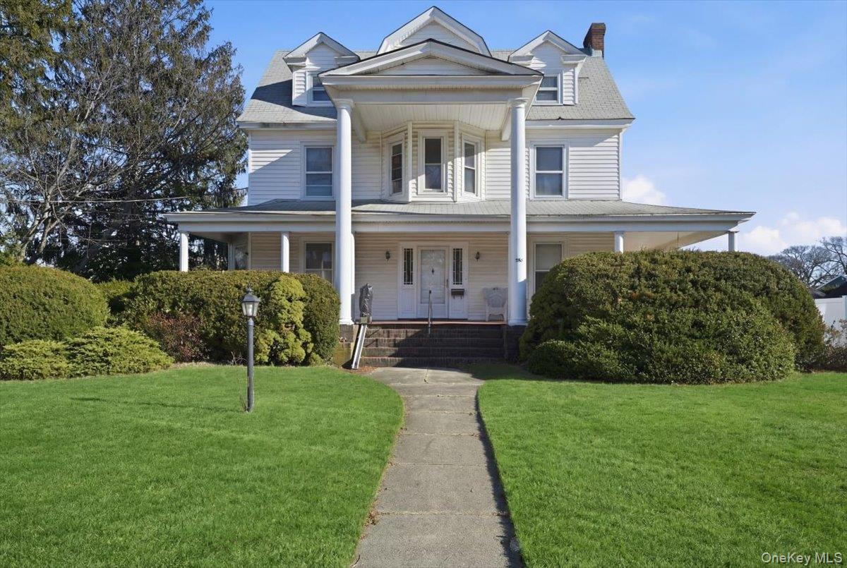 a view of a front of house with a yard