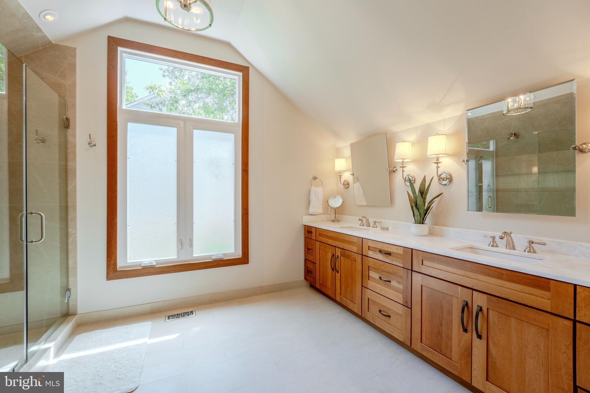 11910 Winstead Lane Reston, VA 20194 - Photo 30 of 80 Primary Bathroom