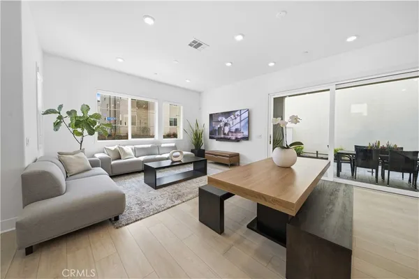 $1,088,000 | 27516 North Golden Currant Place, Valencia, CA 91381