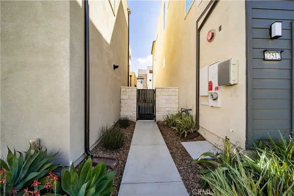 $1,088,000 | 27516 North Golden Currant Place, Valencia, CA 91381