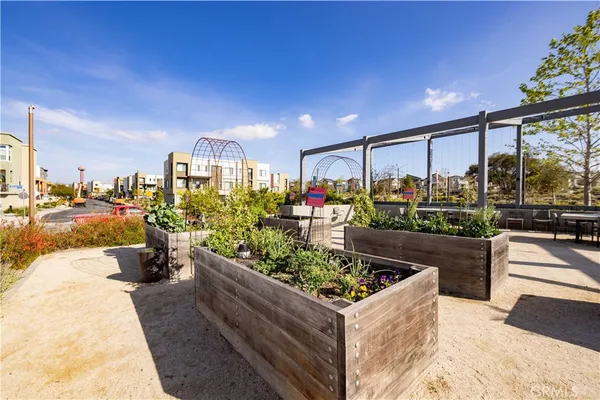 $1,088,000 | 27516 North Golden Currant Place, Valencia, CA 91381