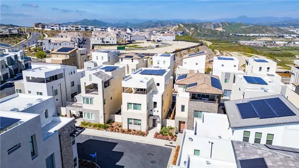 $1,088,000 | 27516 North Golden Currant Place, Valencia, CA 91381