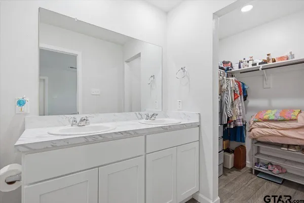 a en suite bathroom with a sink and a mirror