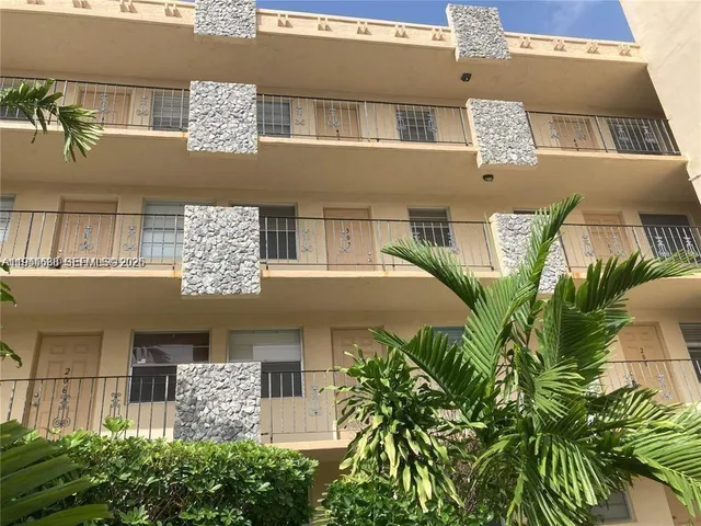 $1,500 | 2145 Pierce Street, Unit 205, Hollywood, FL 33020