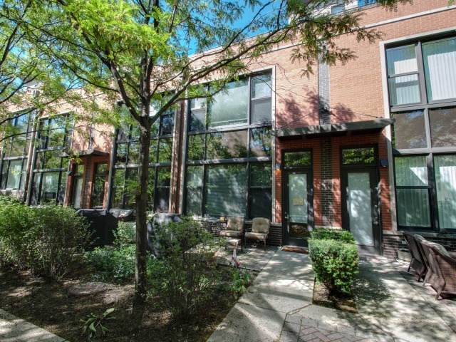 922 North Howe Street, Unit 922 Chicago, IL 60610 - Photo 1 of 15